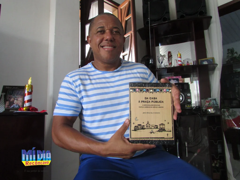 Foto de Jânio Roque segurando seu livro.